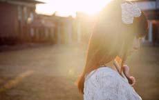 棺材店老板送庸醫(yī)一塊牌匾